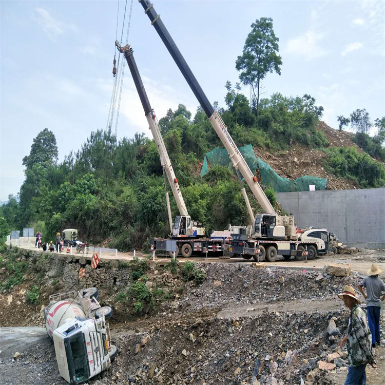 平昌汽车掉沟里叫吊车救援要多少钱